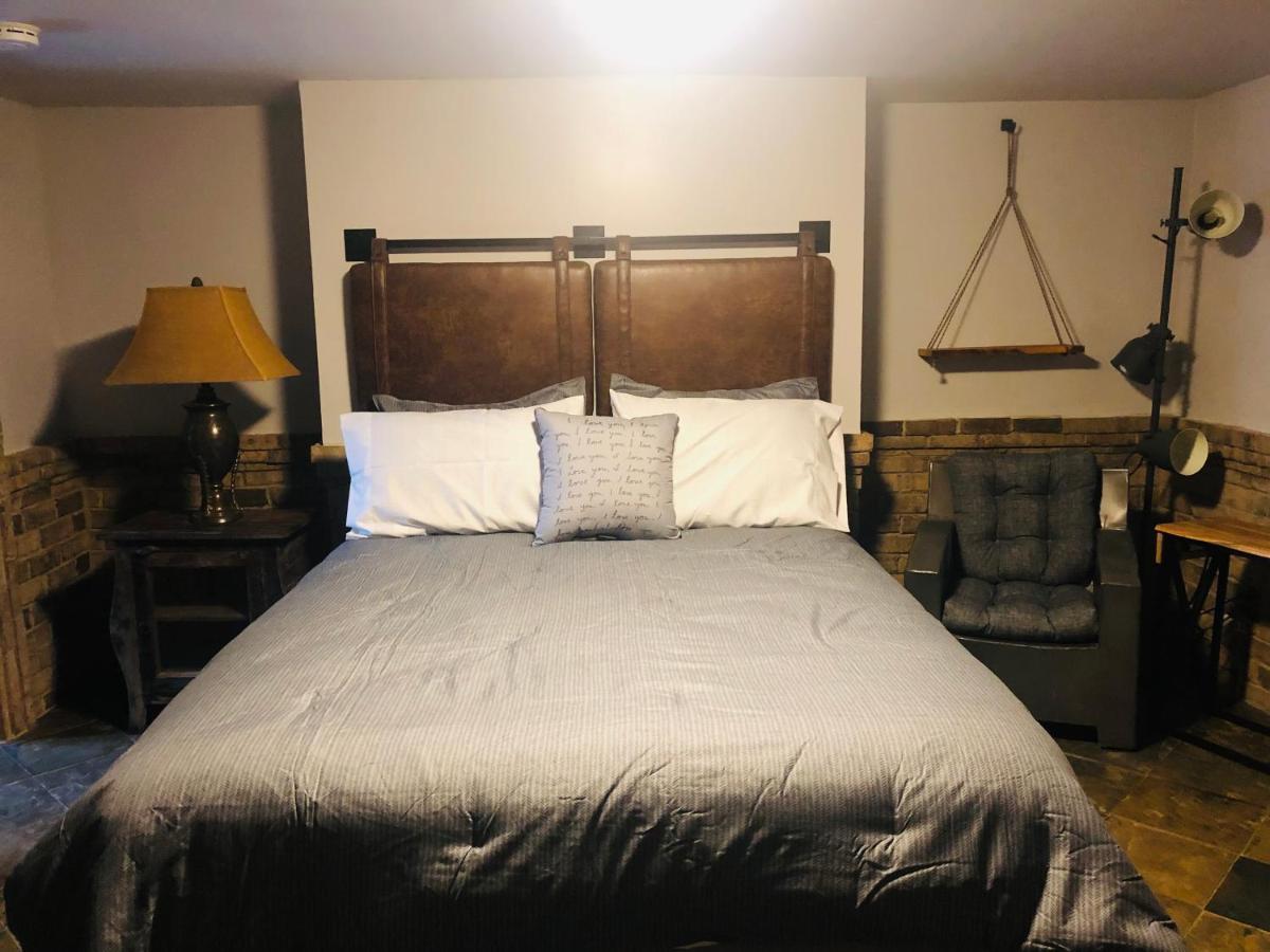 Savannah Sojourn - Time Travelers Retreat 1853 Экстерьер фото